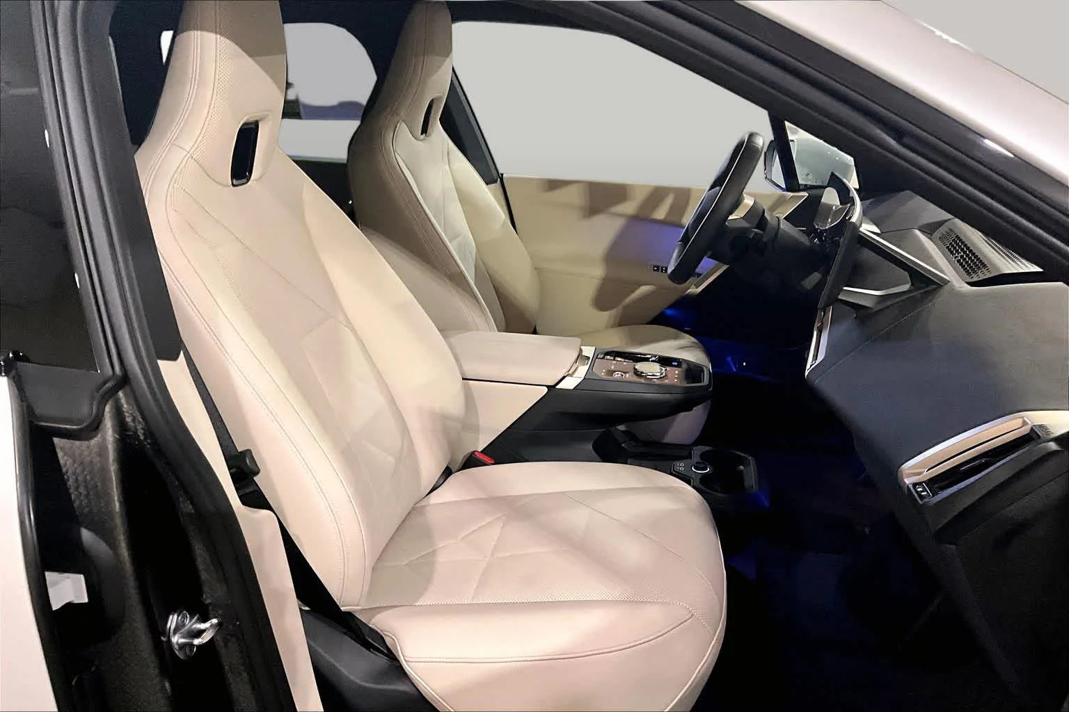Certified Used 2025 Mineral White Metallic BMW xDrive50 image 7