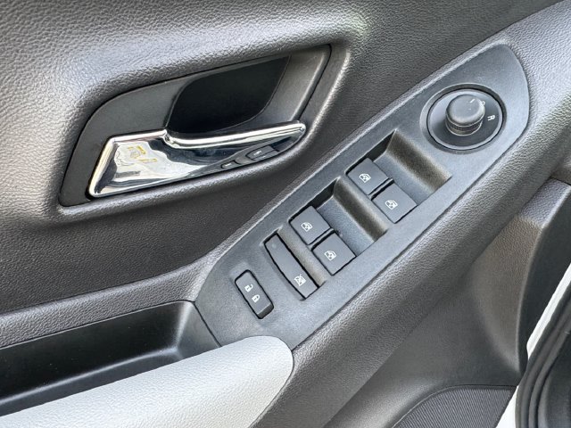 Used 2020 SUMMIT WHITE Chevrolet LT image 5