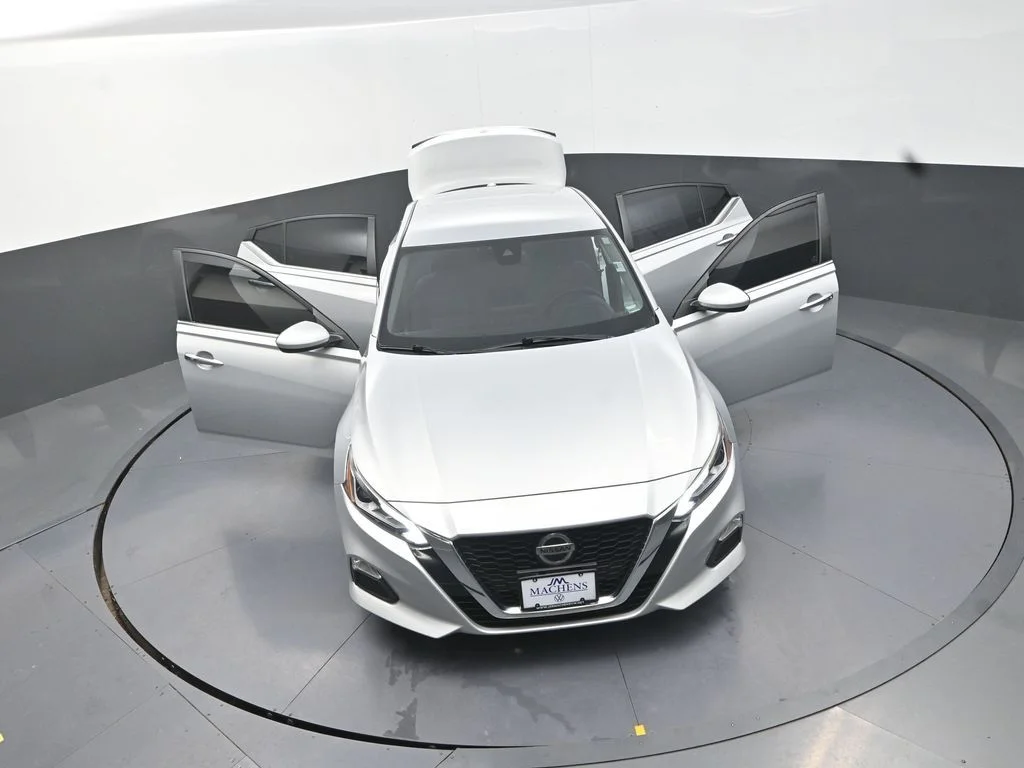Used 2022 Silver Nissan 2.5 SV image 30