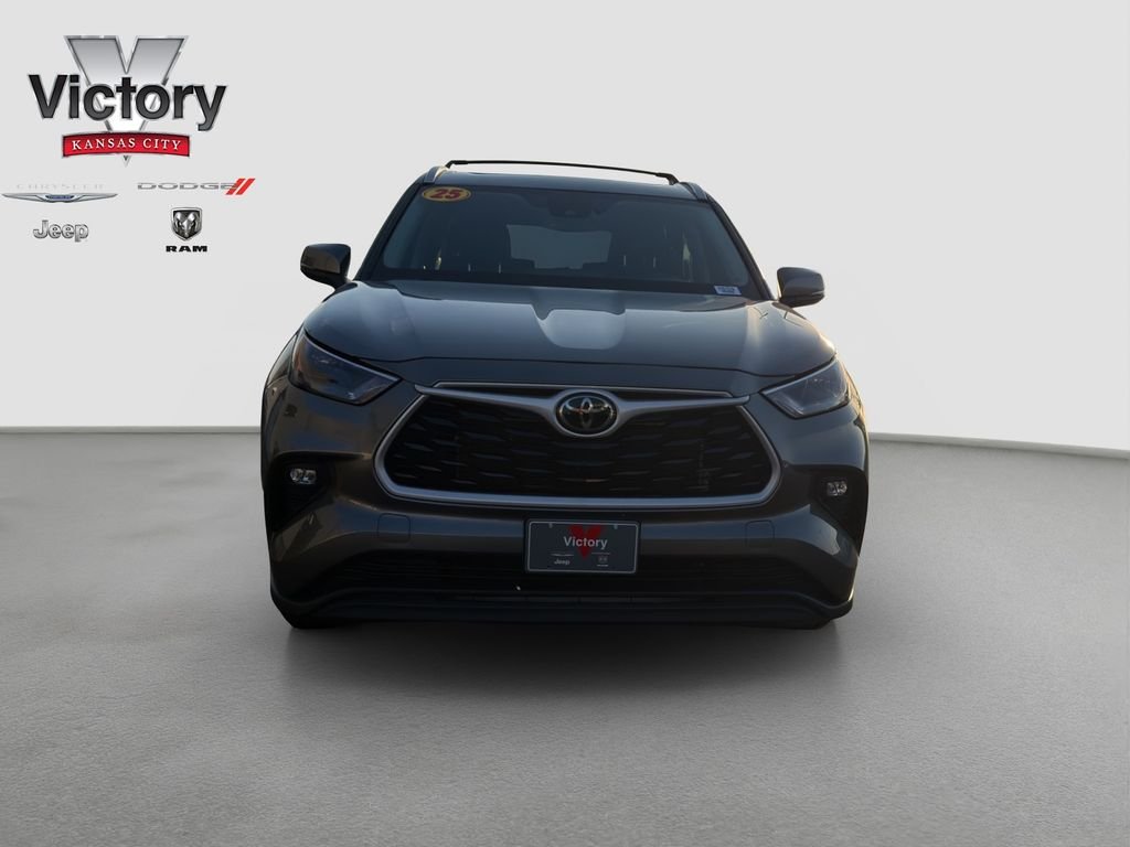 Used 2025 Toyota Highlander XLE with VIN 5TDKDRAHXSS551378 for sale in Kansas City