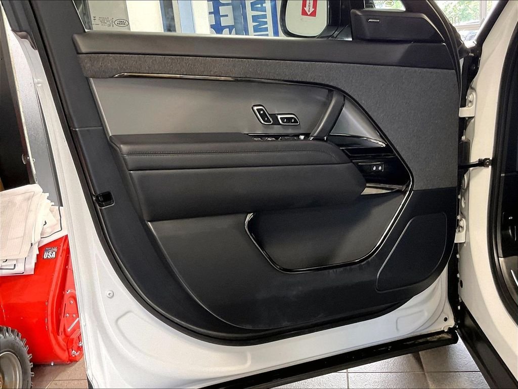 Used 2025 White Land Rover SE image 9