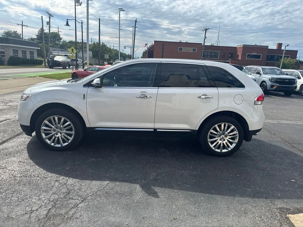 Used 2015 White Lincoln Base image 6
