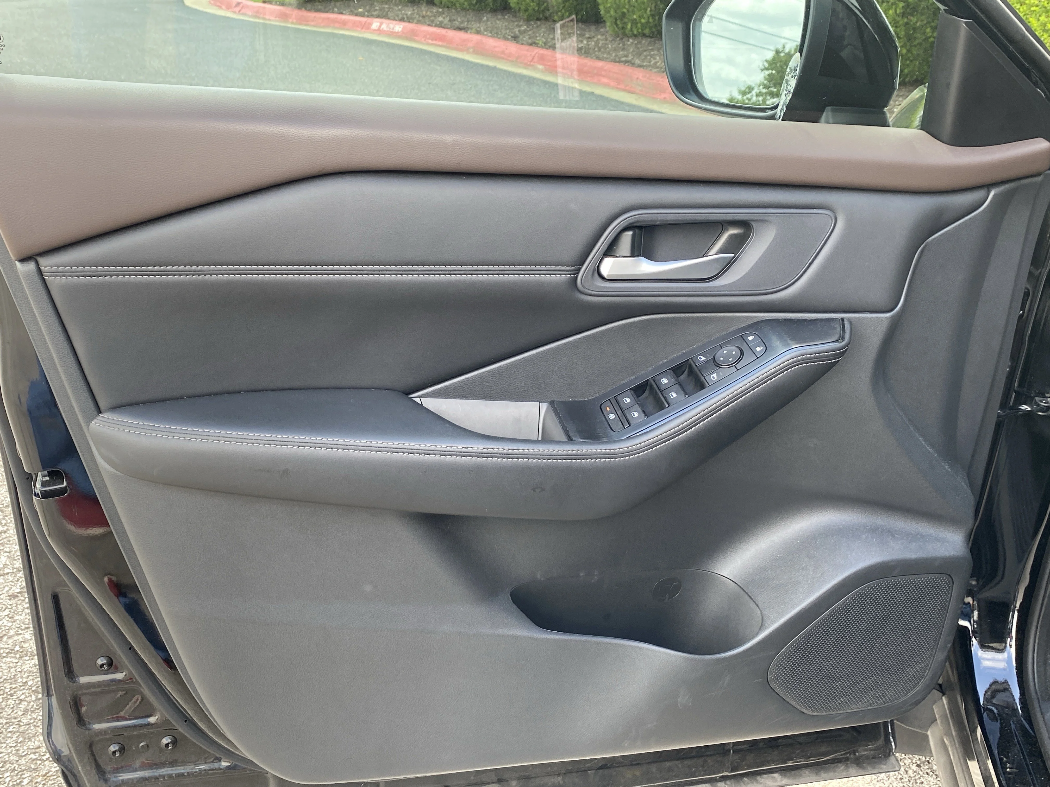 Used 2023 Super Black Nissan SV image 13