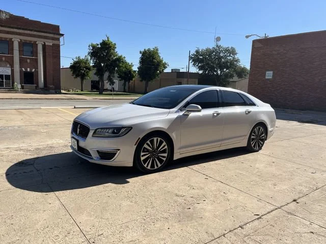 Used 2017 White Lincoln Reserve image 1