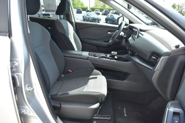 Used 2022 Silver Nissan SV image 19