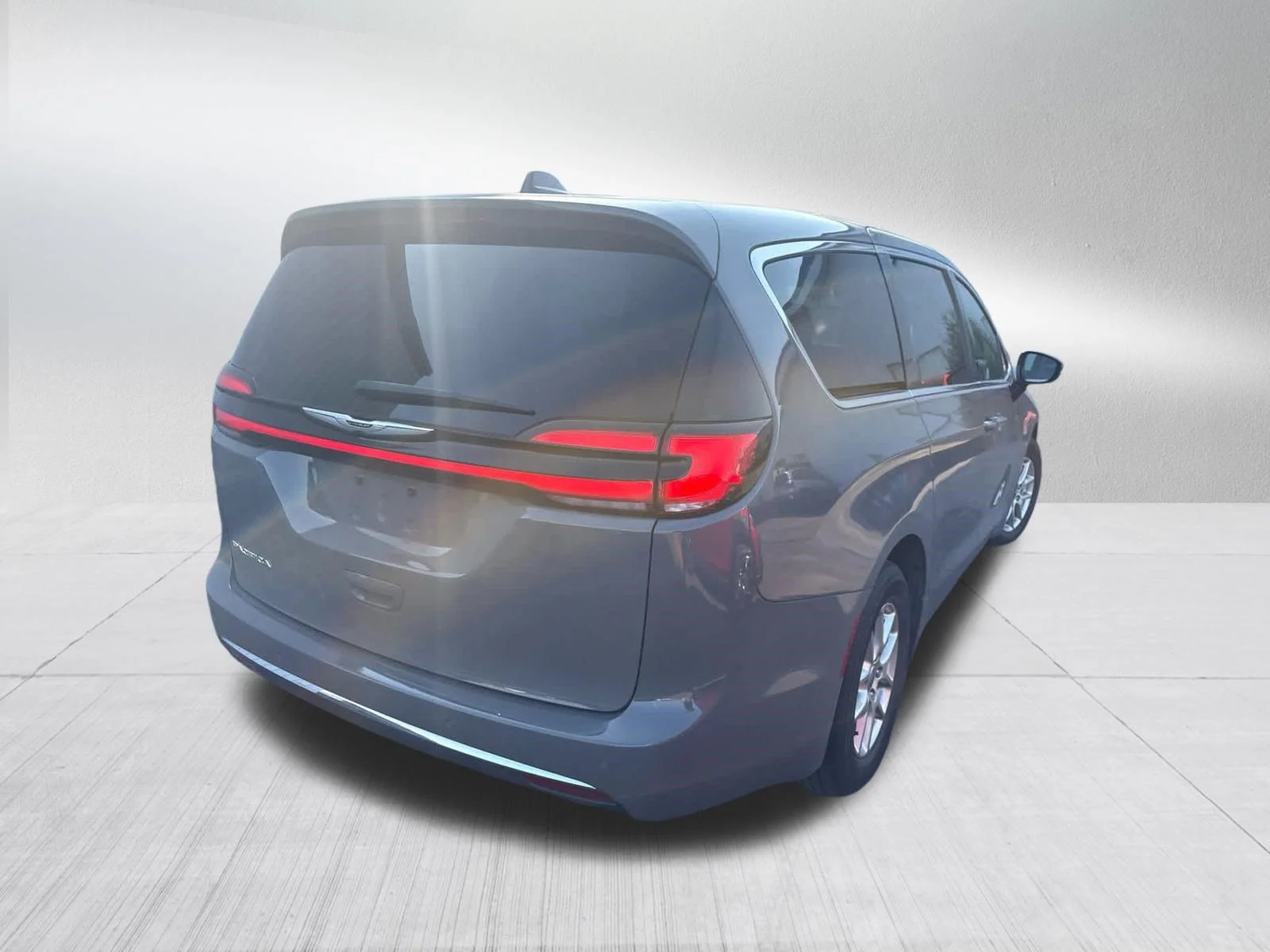 Used 2025 Ceramic Gray Clearcoat Chrysler Select image 5