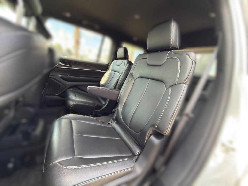 Used 2024 Silver Zynith Clear Coat Jeep Limited image 12