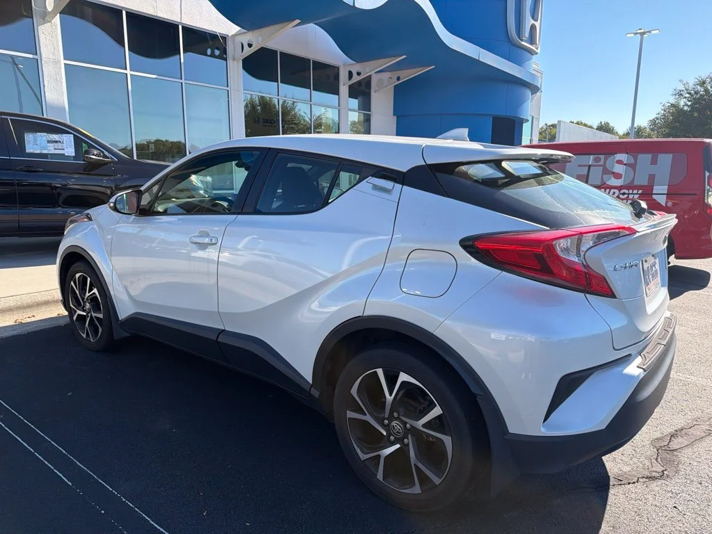 2022 Toyota C-HR LIMITED SUV Slide 4