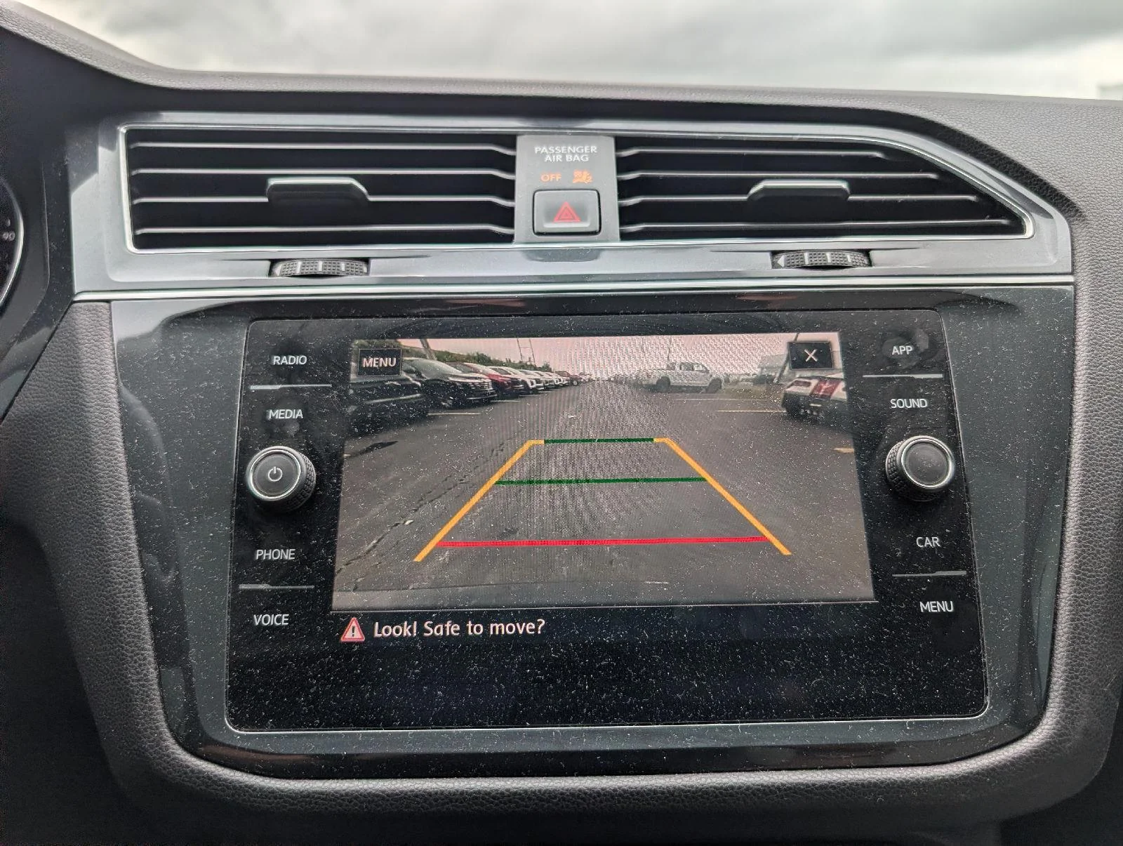 Used 2019  Volkswagen SE image 15