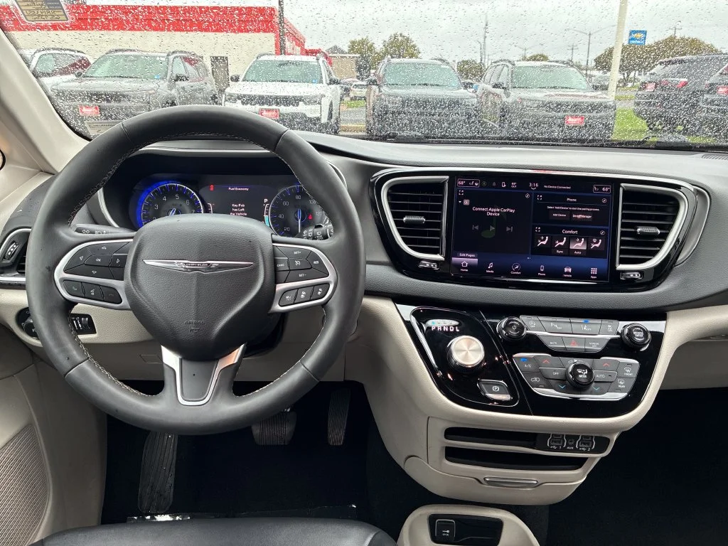 Used 2024 Silver Chrysler Touring L image 14