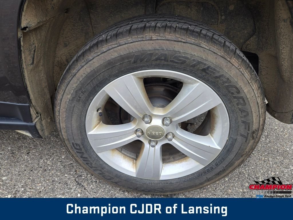 Used 2014 Granite Crystal Metallic Clearcoat Jeep Latitude image 12