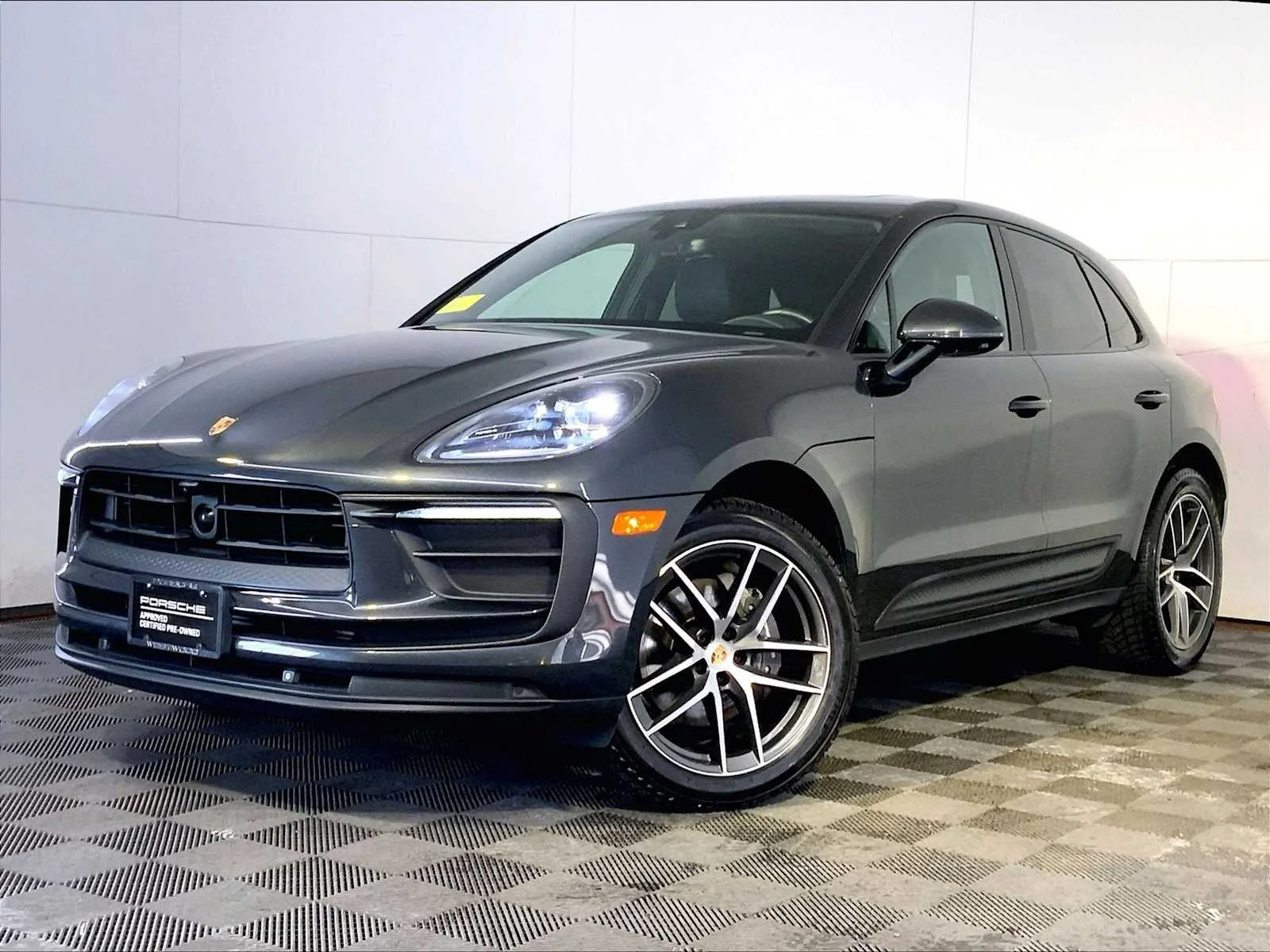 2024 Porsche Macan -'s photo