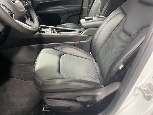 New 2026 Bright White Clear-Coat Exterior Paint Jeep Latitude image 7