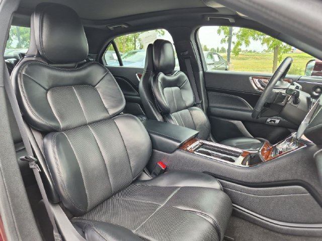 Used 2019 Red Lincoln Reserve image 31