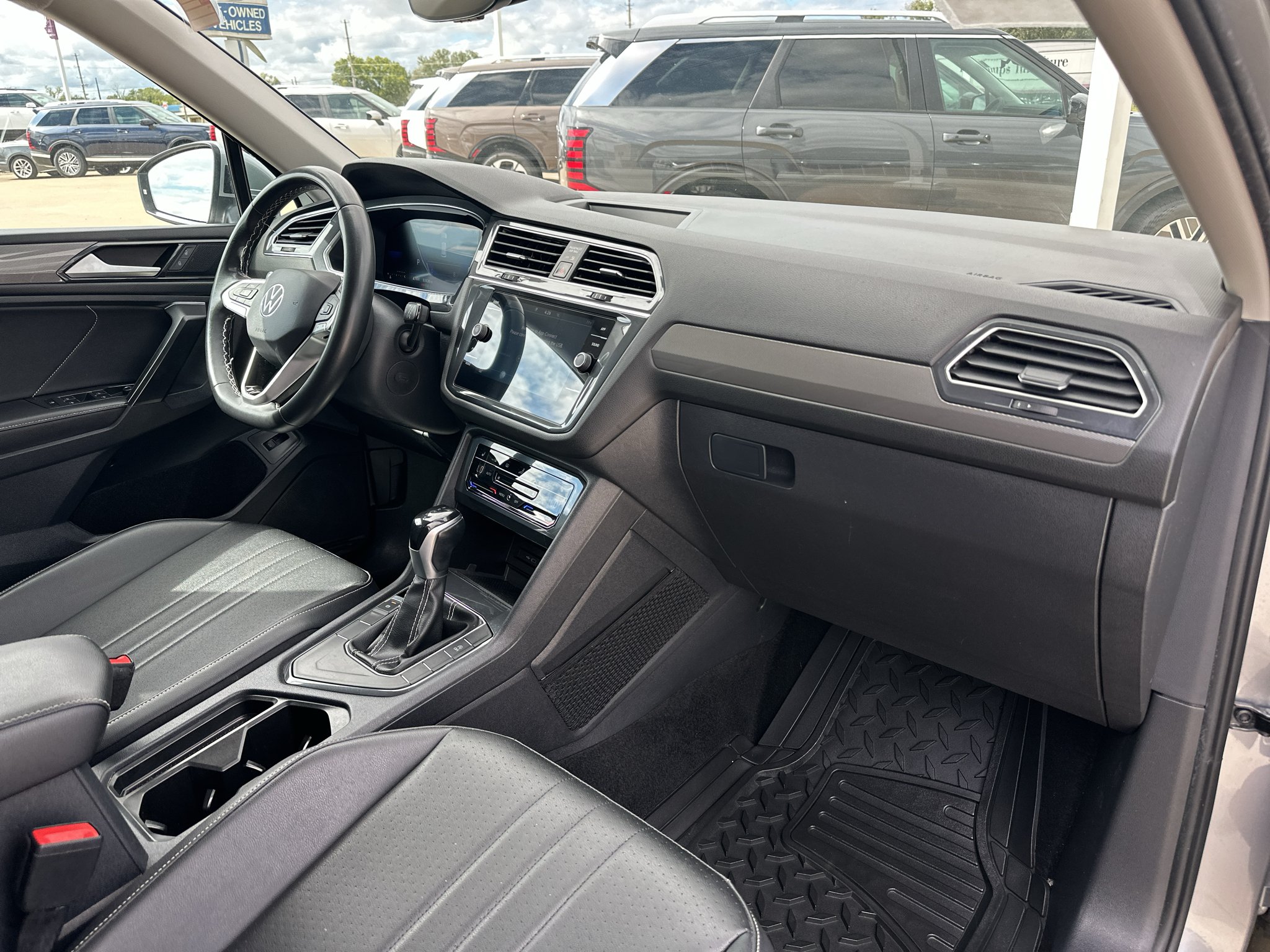 Used 2023 Pyrite Silver Metallic Volkswagen SE image 6