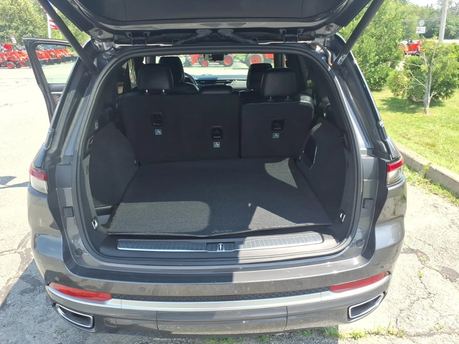 Used 2022 Gray Metallic Jeep Summit image 13