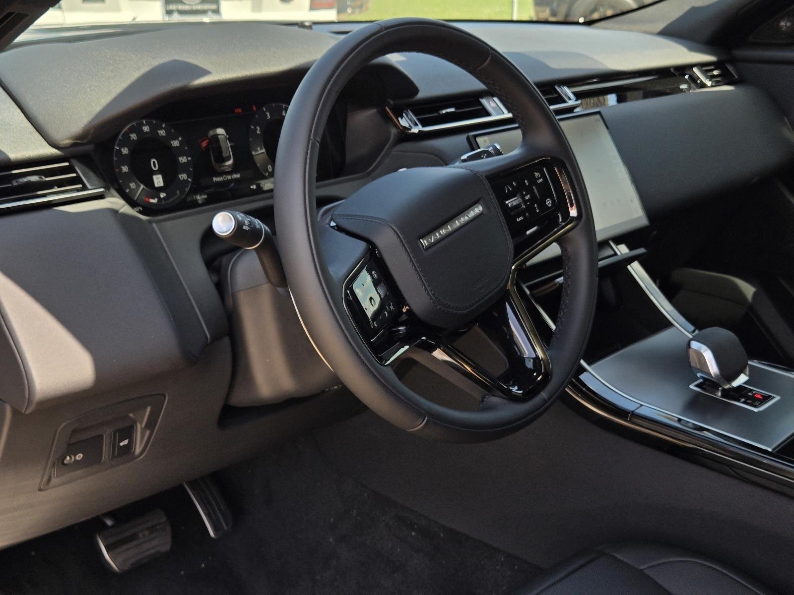New 2025 Santorini Black Land Rover Dynamic SE image 31