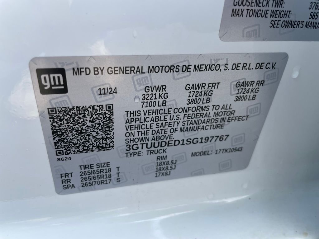 Used 2025 White GMC SLT image 43