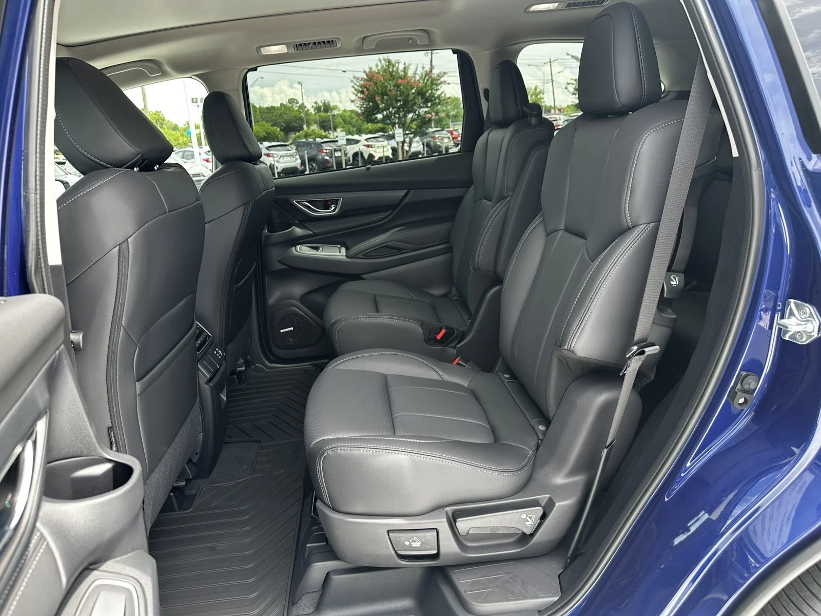 New 2026 SAPPHIRE BLUE PEARL Subaru Limited 7-Passenger image 11