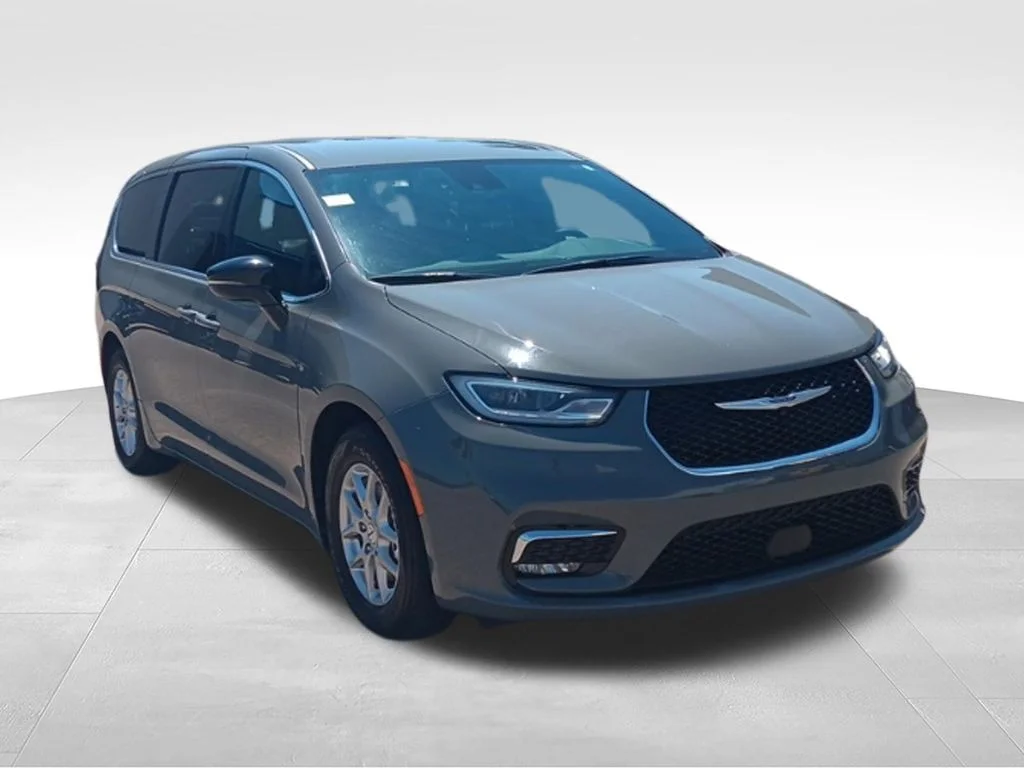 Used 2025 Ceramic Gray Clearcoat Chrysler Select image 8