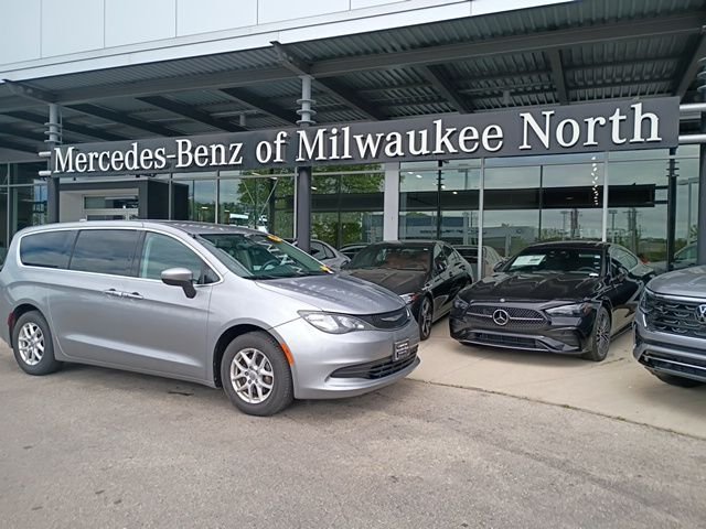 2017 Chrysler Pacifica Touring's photo
