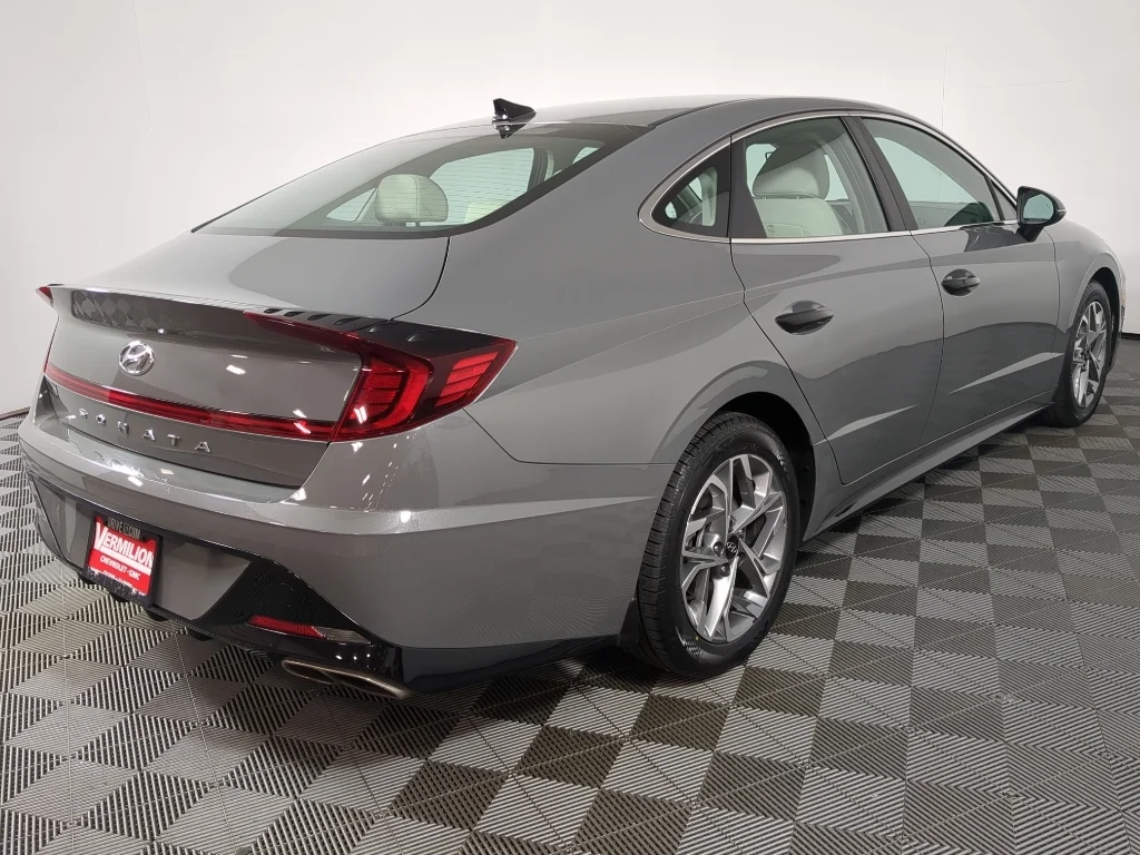 Used 2023 Gray Hyundai SEL image 9
