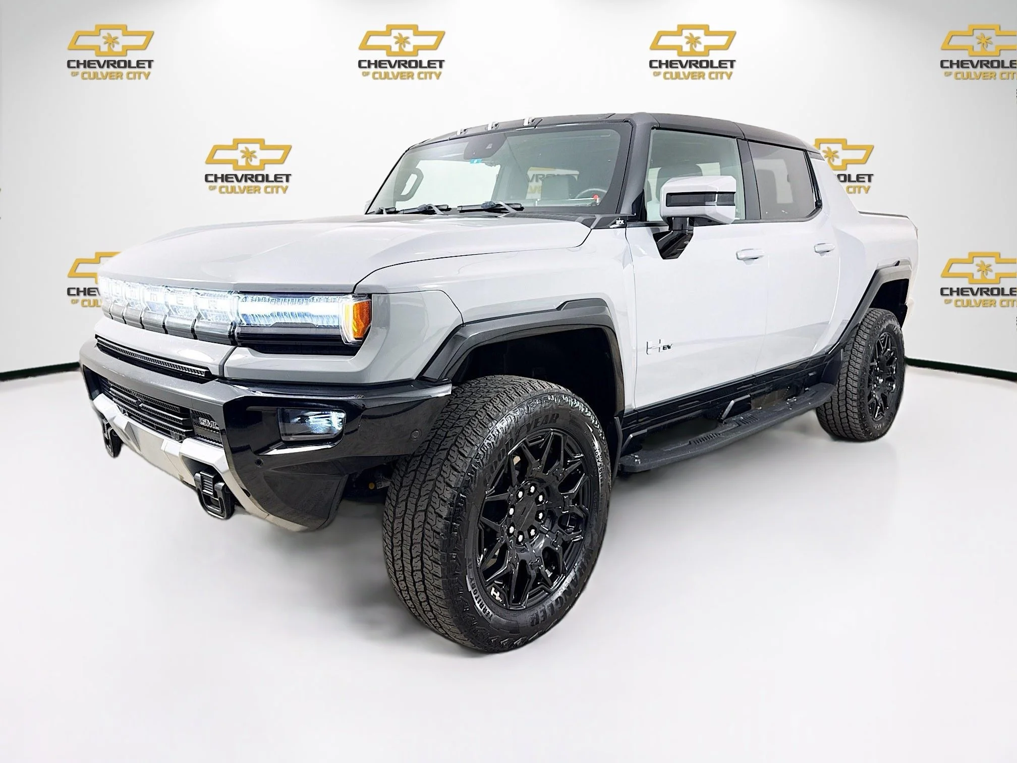 Used 2025 Meteorite Metallic (Grey) GMC 2X image 3