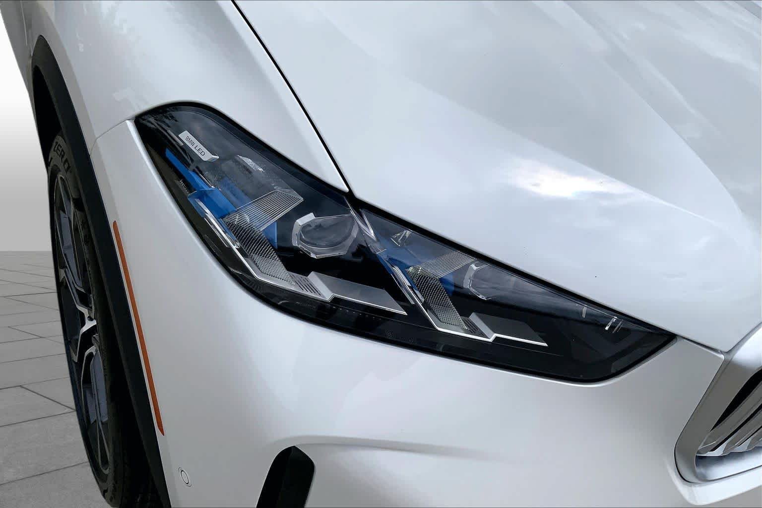 Used 2024 Mineral White Metallic BMW xDrive40i image 26