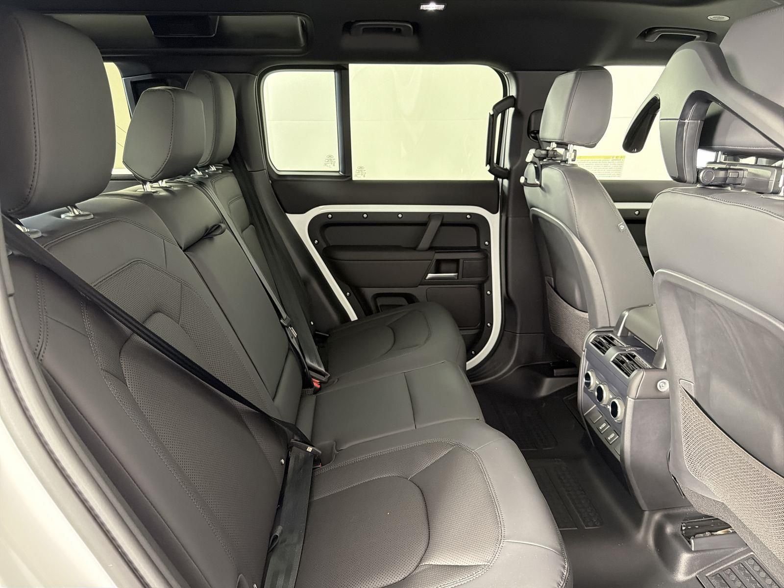 2026 Land Rover Defender X-Dynamic SE - Photo 29