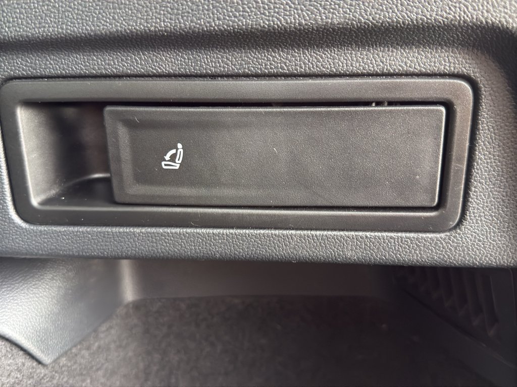 Used 2020 White Volkswagen SE image 17