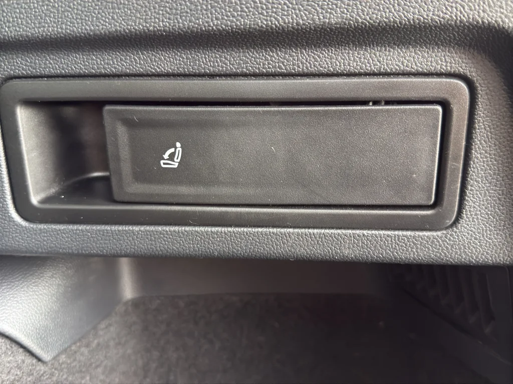 Used 2020 White Volkswagen SE image 17