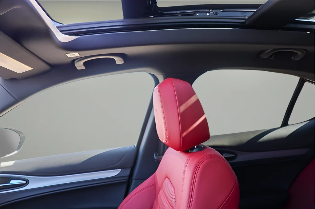 New 2025 White Alfa Romeo Base image 18