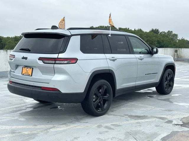 Used 2023 Silver Jeep Altitude image 8