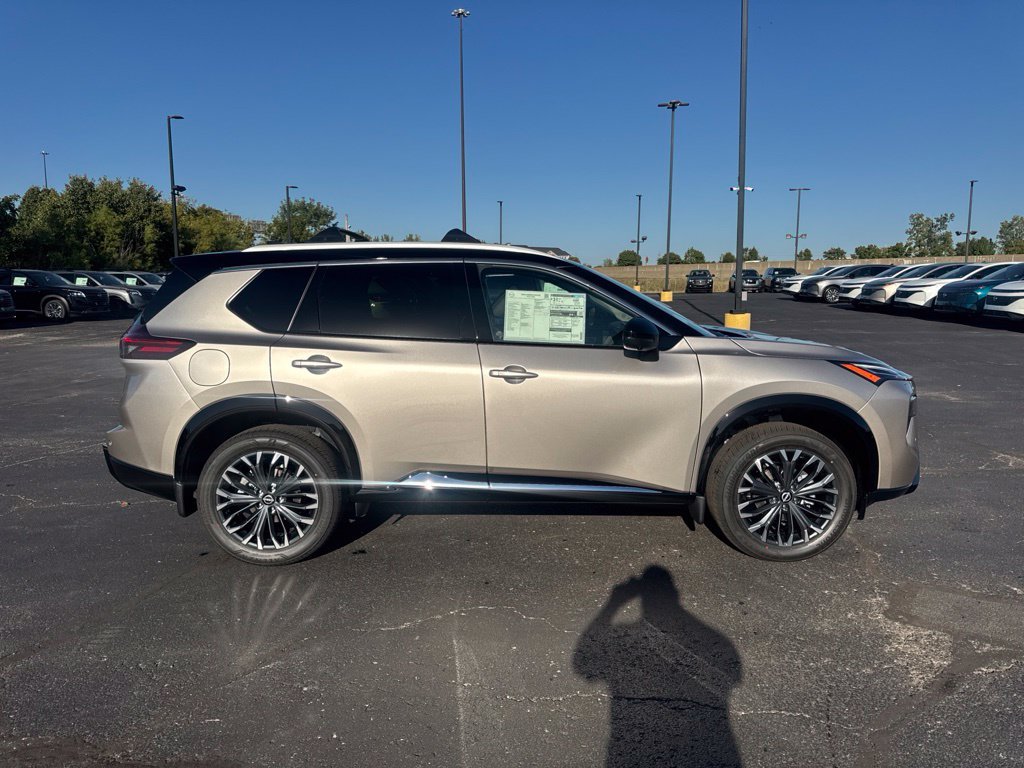 New 2026 Champagne Silver Metallic / Super Black Two-tone Nissan Platinum image 2