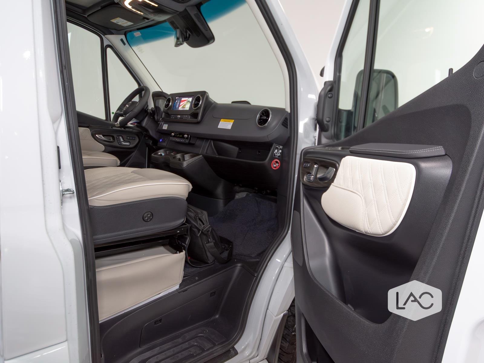 New 2026 Arctic White OGV Luxury Coach AWD (10OBA)10-Pass*ADV Wheel Pkg*PetSafe image 26