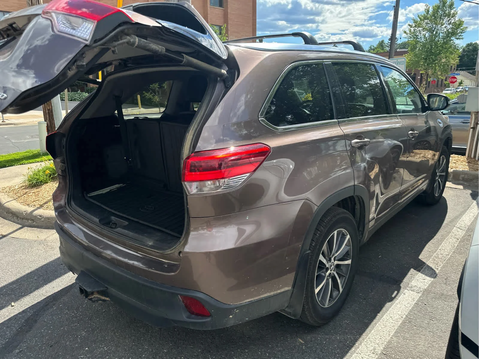 Used 2017 Toasted Walnut Pearl Toyota XLE image 3