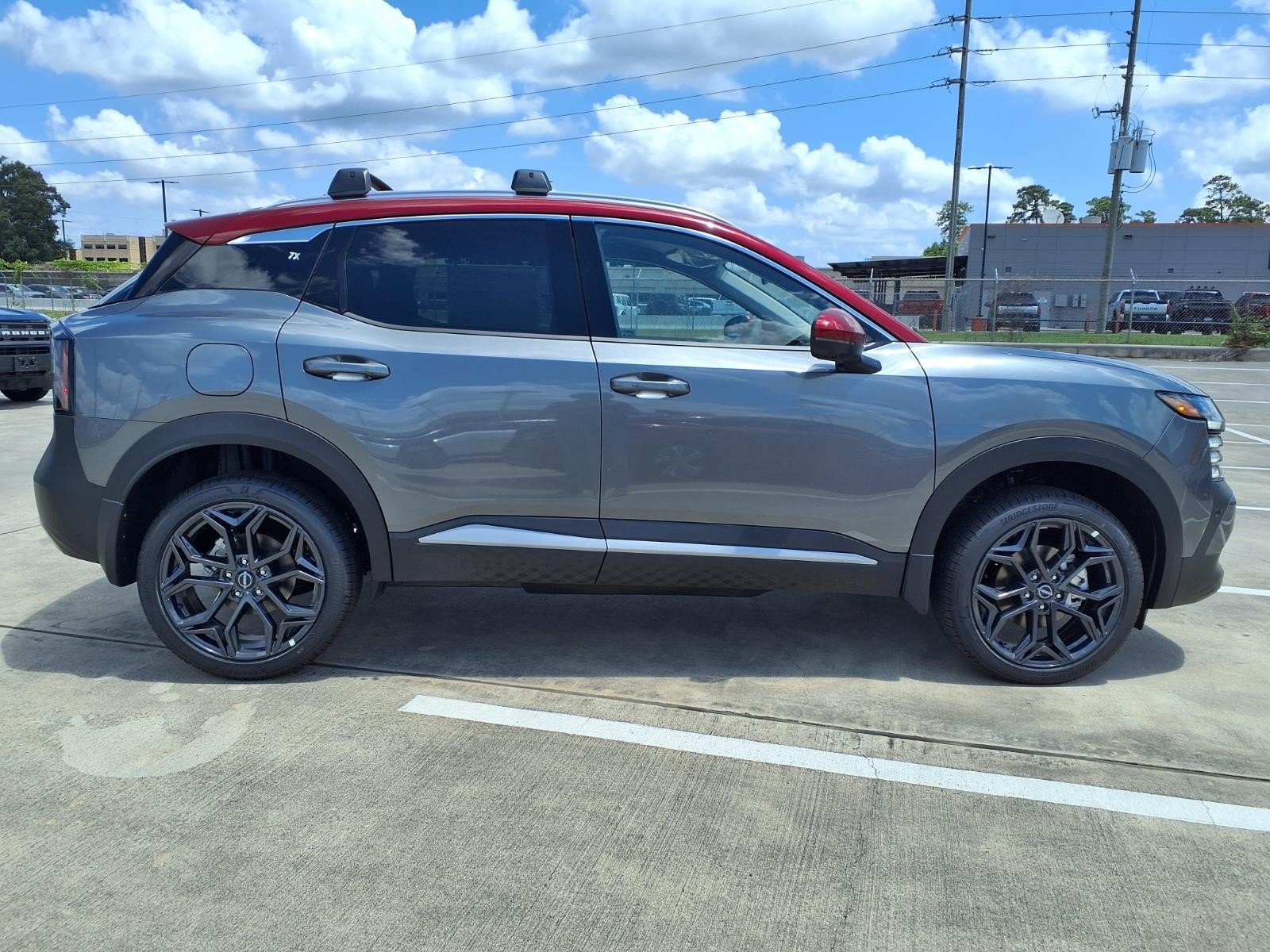 New 2026 Gun Metallic / Scarlet Ember Tintcoat Two-tone Nissan SR image 4