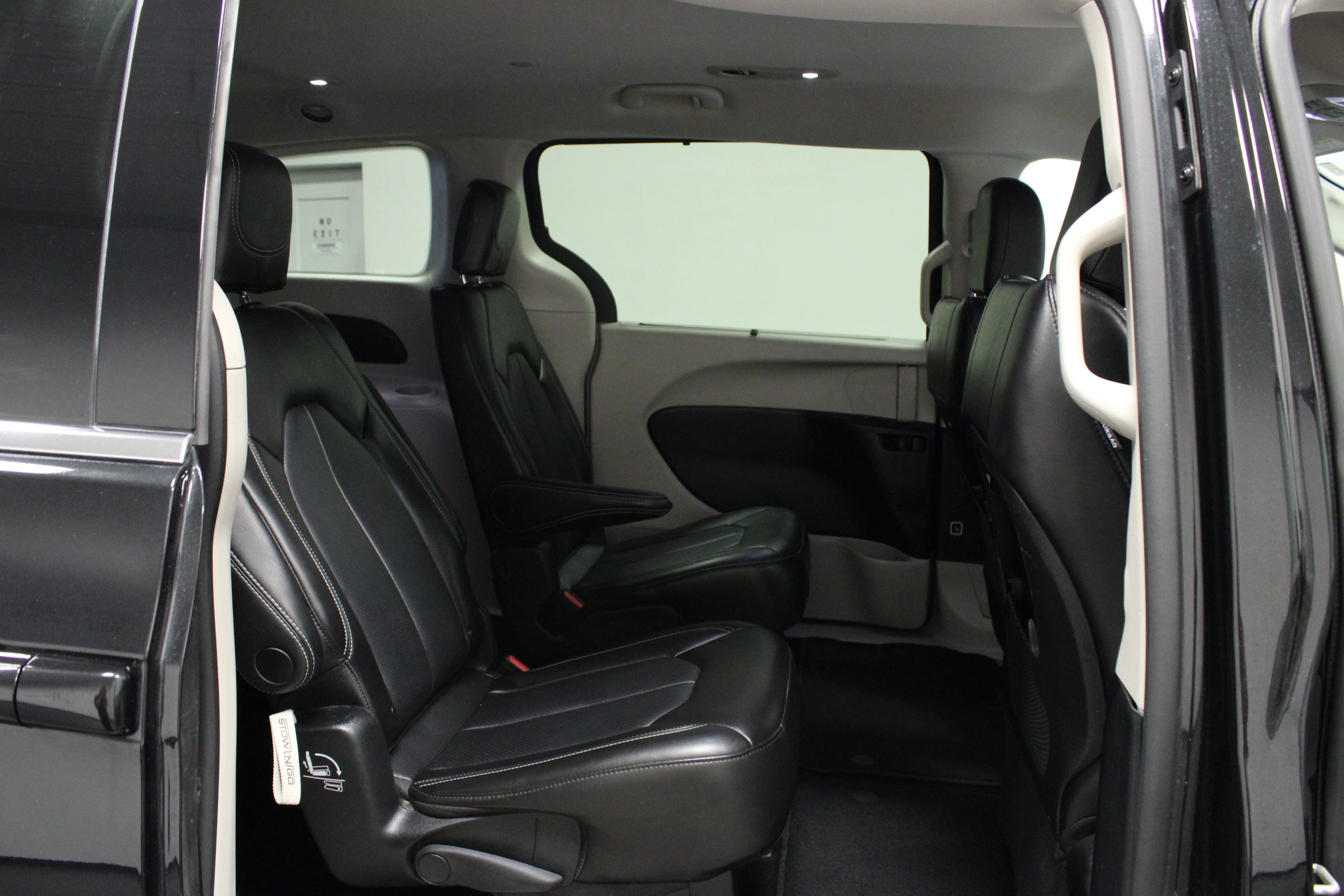 Used 2023 Brilliant Black Crystal Pearlcoat Chrysler Touring L image 16