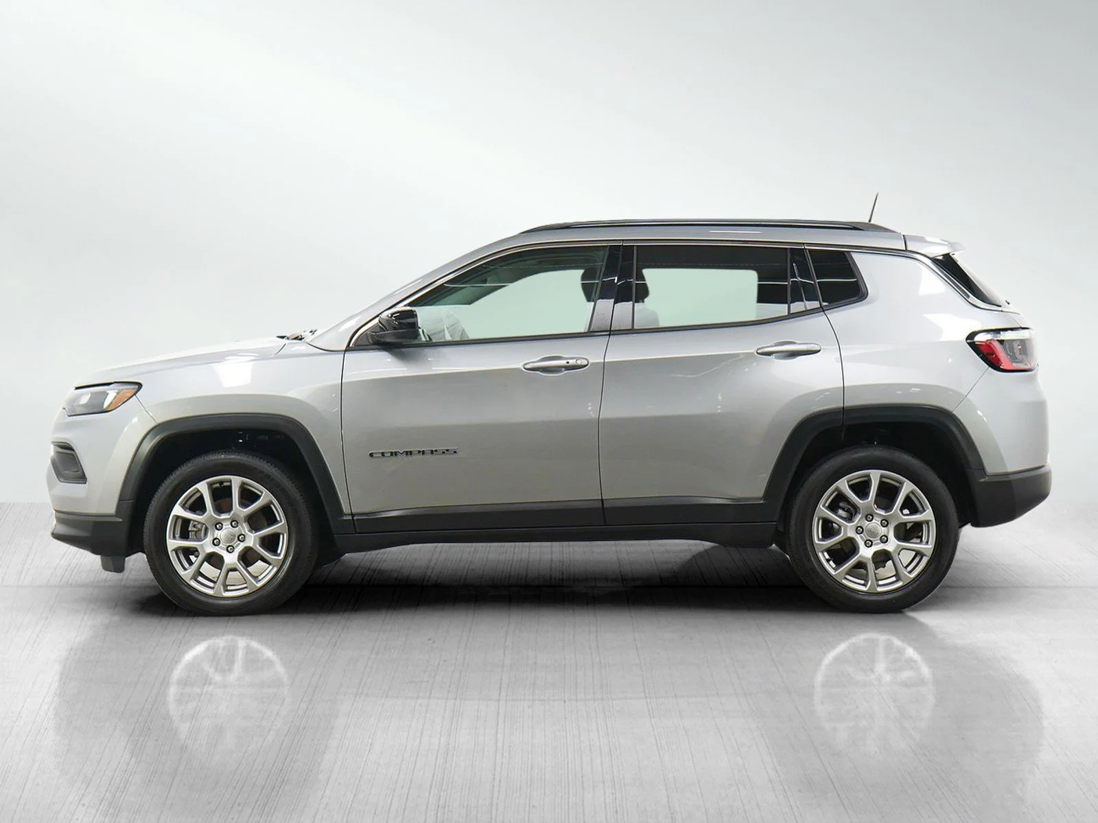 Used 2022 Billet Silver Metallic Clearcoat Jeep Latitude Lux image 2