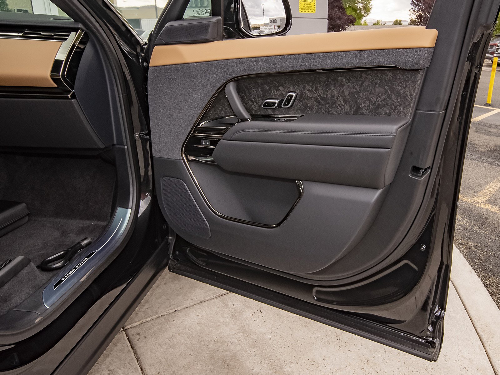 New 2026 Santorini Black Land Rover Dynamic SE image 41