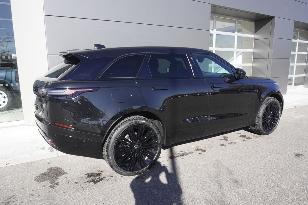 New 2026 Santorini Black Land Rover Dynamic SE image 4