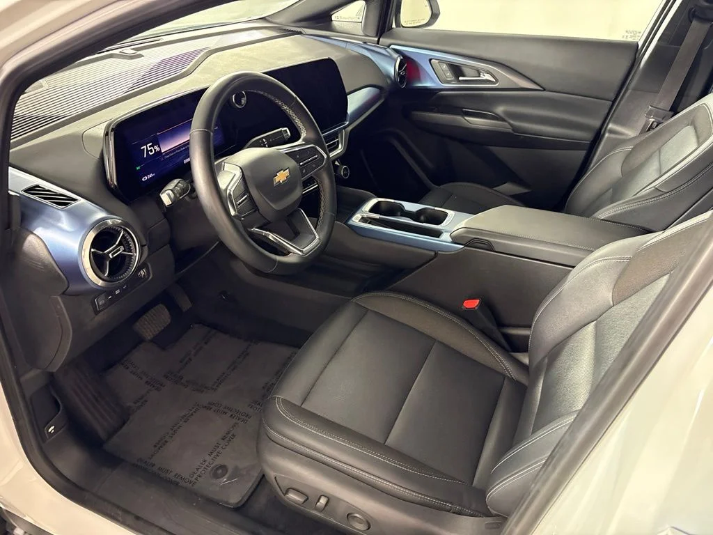 Used 2024 White Chevrolet LT image 27
