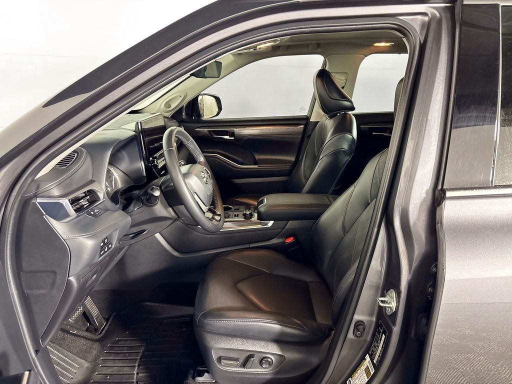Used 2022 Gray Toyota Platinum image 11