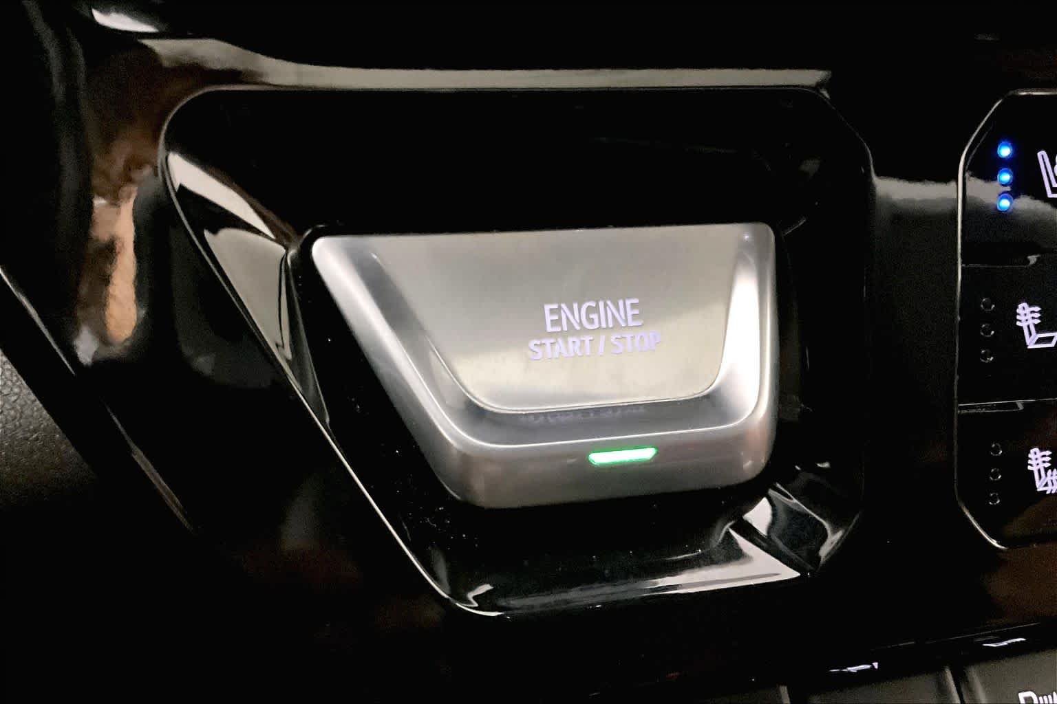 Used 2022 White Frost Tricoat GMC Denali Ultimate image 31