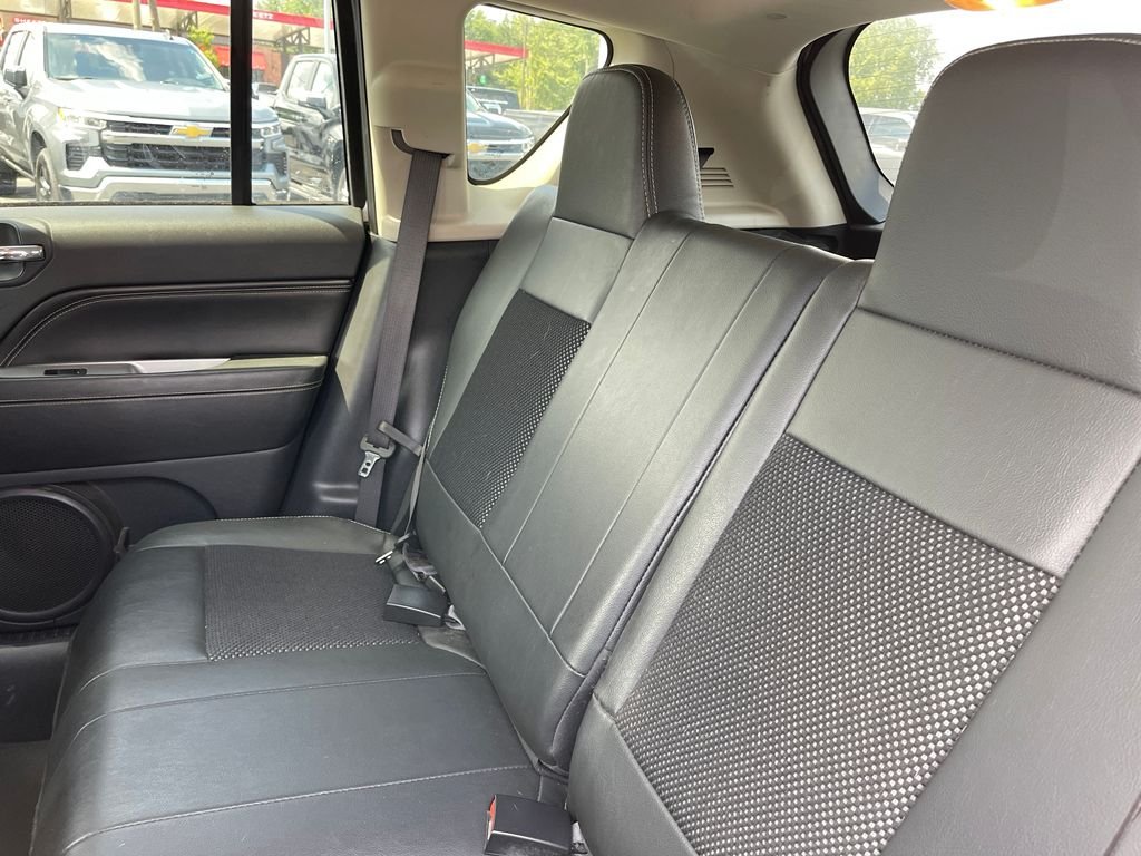 Used 2017 Bright White Clearcoat Jeep Latitude image 7