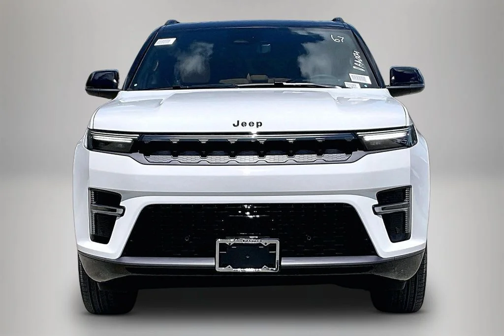 New 2026 Bright White Clear-Coat Exterior Paint Jeep Summit Reserve image 12