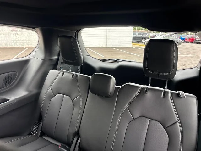 New 2027 Diamond Black Crystal Pearl-Coat Exterior Paint Chrysler Select image 9