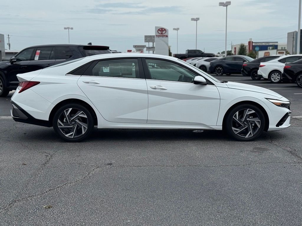 Used 2025 White Hyundai SEL Convenience image 7