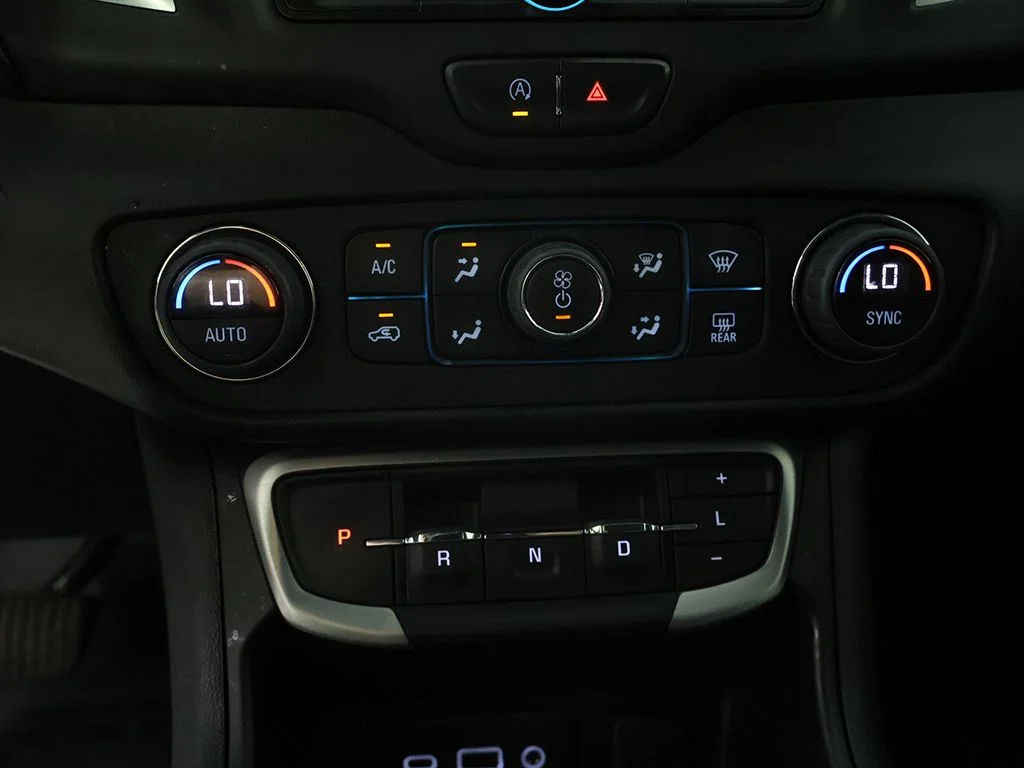 Used 2023 Silver GMC SLE image 43