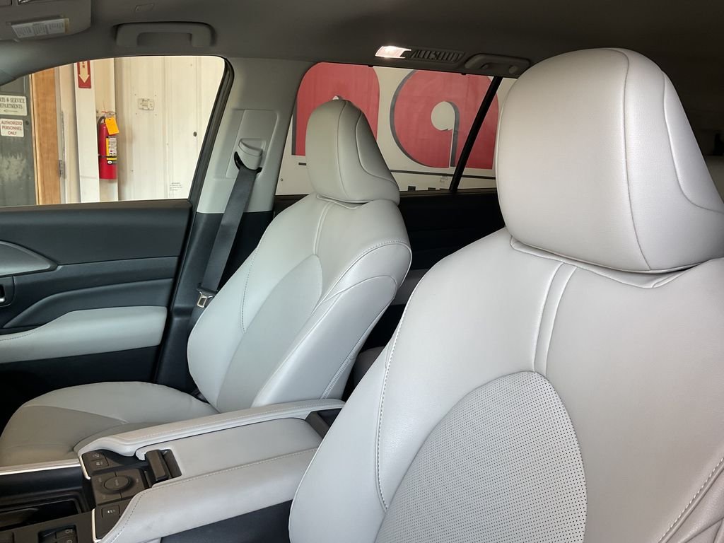 Used 2025 White Toyota XLE image 18